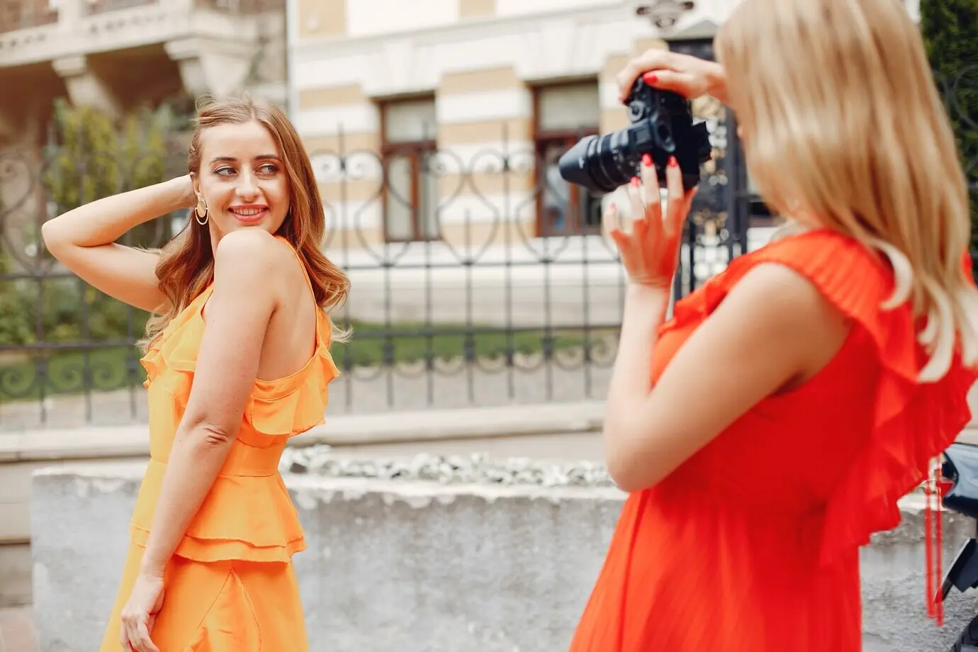 Stilvolle und elegante Mädchen in einem sommerlichen Park.